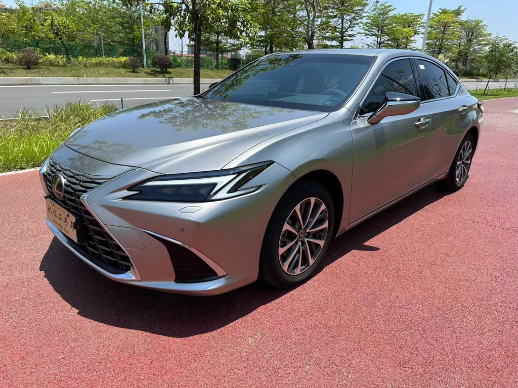 2025 Lexus ES 200 Premium Edition (Used) – Dec 2025 Reg / 5,400 km